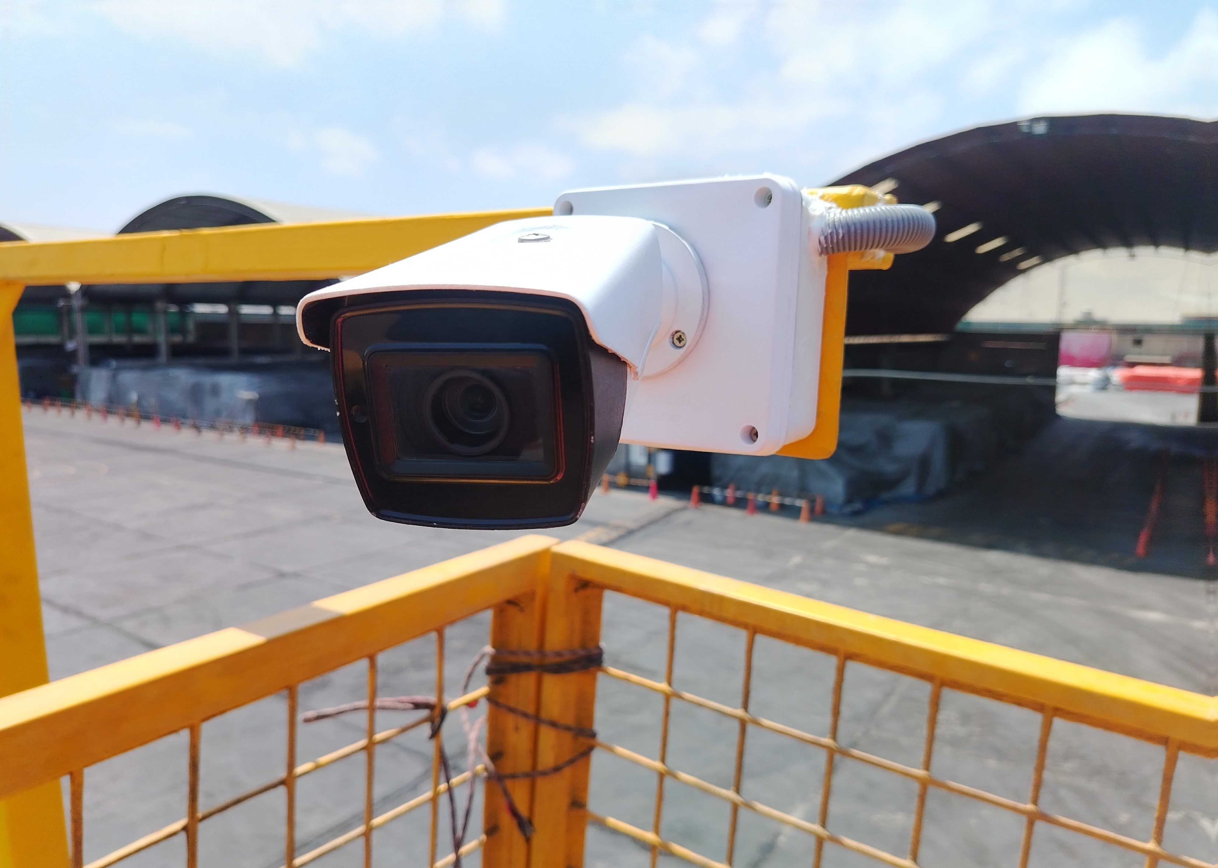 Cámara de seguridad instalada por WOS en una planta industrial